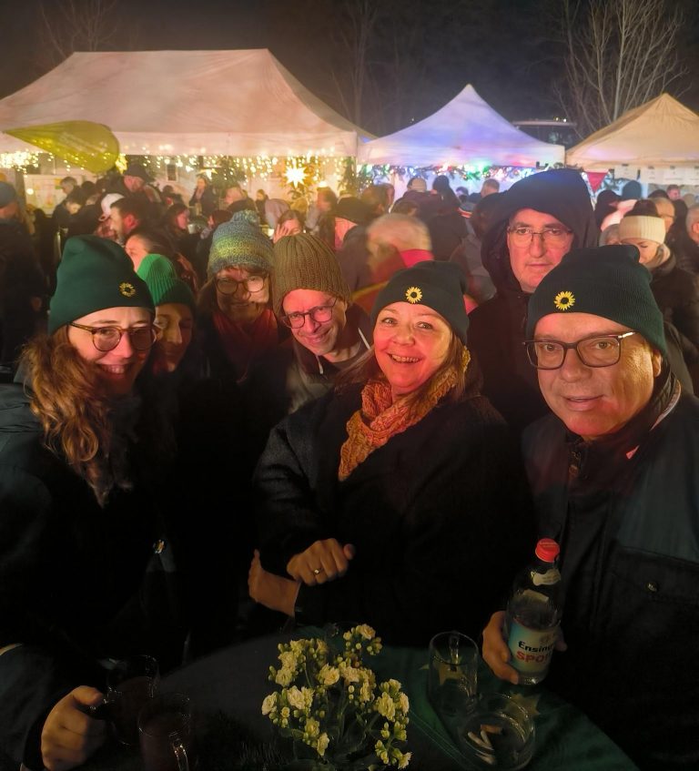 Grünes Punsch- und Glühweintrinken auf dem „Weinstädter Advent“