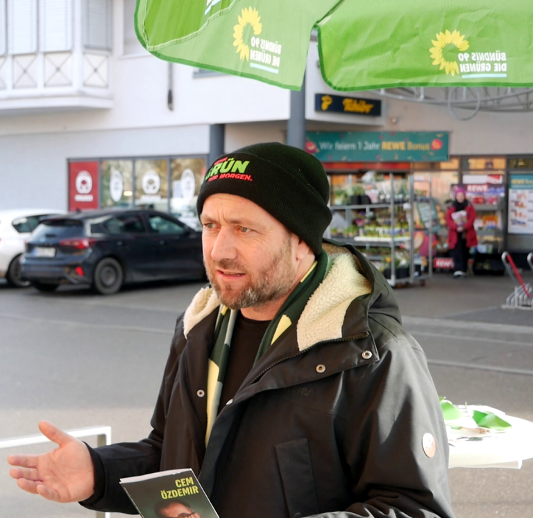 Landtagskandidat Florian Haßler am Wahlkampfstand in Kernen und Weinstadt