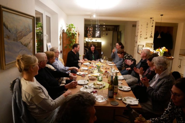 Politischer Dialog im Wohnzimmer: Landtagskandidat Florian Haßler zu Gast in Weinstadt-Endersbach